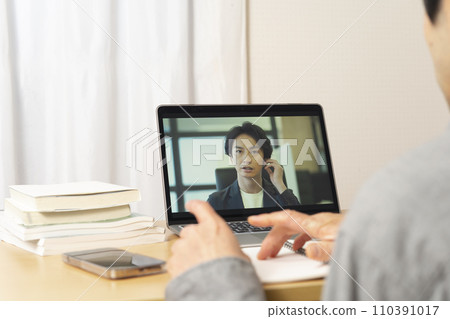 年輕男性操作員在線交談在線會議遠程會議 年輕男性操作員在線交談在線會議遠程會議 110391017