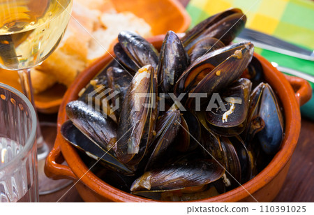 Gourmet steamed mussels 110391025