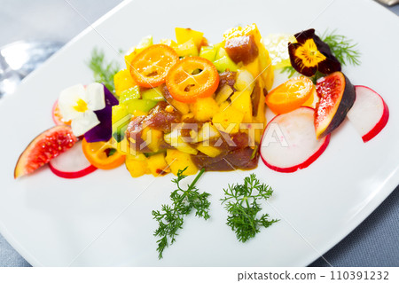 Fresh tuna tartare with avocado and mango 110391232