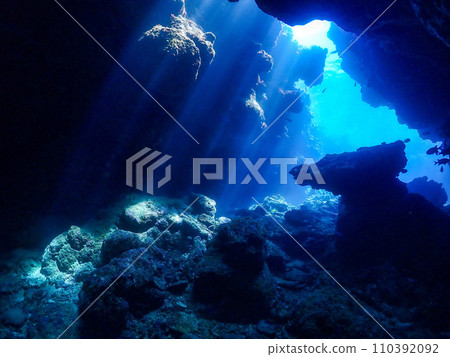 從瀨底島洞內看到的景色 110392092