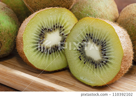 Fresh kiwi fruit Fresh kiwi fruit 110392102
