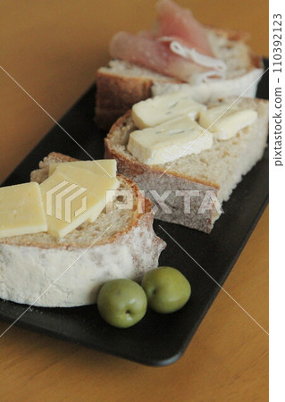 bread drinking 110392123