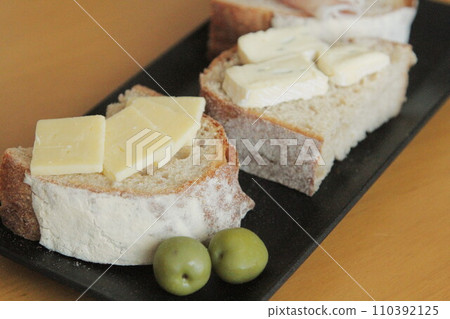 bread drinking 110392125