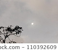 月亮在多雲天空的縷縷雲彩之間窺視的風景 110392609