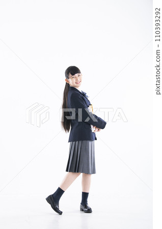 國中女孩肖像白色背景女孩國中學生看著相機 110393292