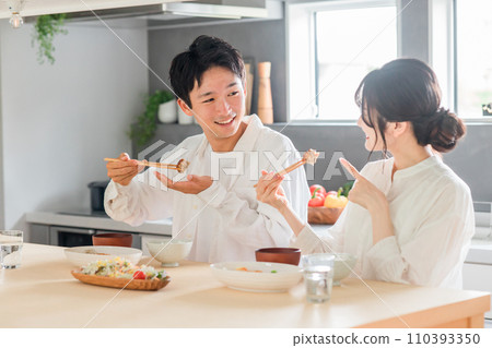 日本夫婦在家吃飯(自助餐、套餐、預製食品) 日本夫婦在家吃飯(自助餐、套餐、預製食品) 110393350
