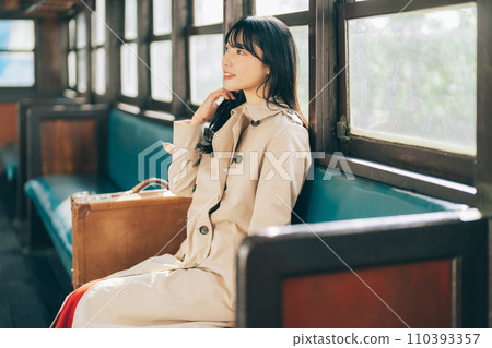 坐火車旅行的女人 110393357