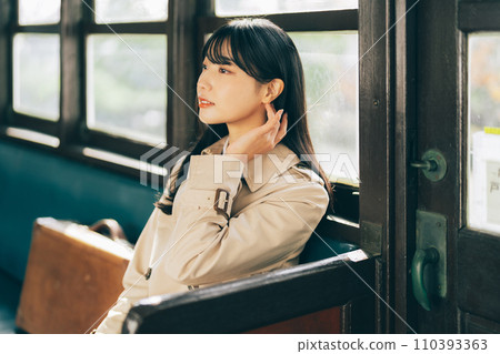 坐火車旅行的女人 110393363