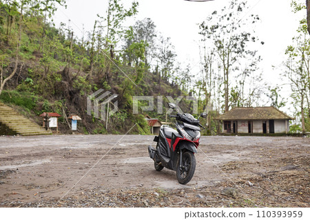 A scooter stands on a mountain near an abandoned street cafe after a volcano erupted on the popular tourist island of Bali. 110393959