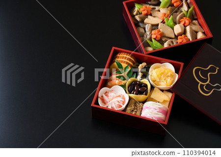 Osechi dishes piled high 110394014