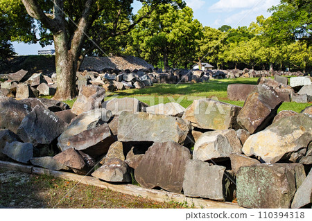 Kumamoto Prefecture/ Stones from the stone wall of Kumamoto Castle that collapsed during the earthquake and are lined up 110394318