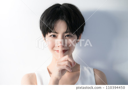 黑短髮的美人形像看著相機 110394450