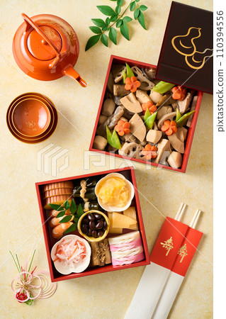 Osechi dishes piled high 110394556