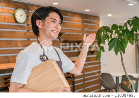 在咖啡館和餐廳工作的服務員、咖啡館職員、咖啡師和大廳工作人員 110394683