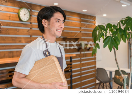 在咖啡館和餐廳工作的服務員、咖啡館職員、咖啡師和大廳工作人員 110394684