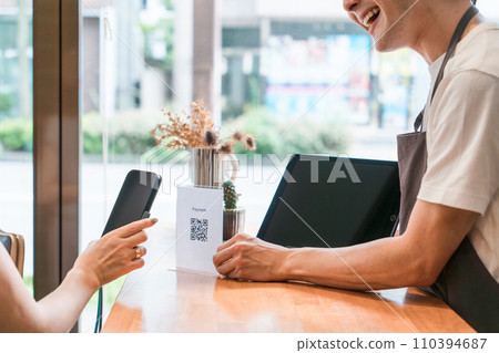 Waiters, cafe clerks, baristas, and hall staff who work at cash registers and accounting at cafes and restaurants. 110394687