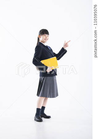 國中女孩肖像白色背景女孩國中學生看著相機指著 110395076