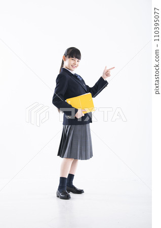 國中女孩肖像白色背景女孩國中學生看著相機指著 國中女孩肖像白色背景女孩國中學生看著相機指著 110395077