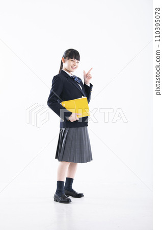 國中女孩肖像白色背景女孩國中學生看著相機指著 國中女孩肖像白色背景女孩國中學生看著相機指著 110395078