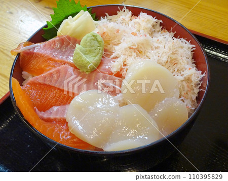 Seafood bowl, three-color bowl, crab, scallop, salmon 110395829