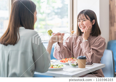 女性、白領女士和女商人與女性朋友和同事共進美味午餐（女孩之夜） 110396103