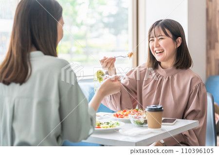 Women, office ladies, and businesswomen having a delicious lunch with female friends and colleagues (girls' night out) 110396105