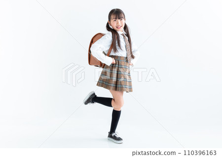 背著書包書包的女孩 背著書包書包的女孩 110396163