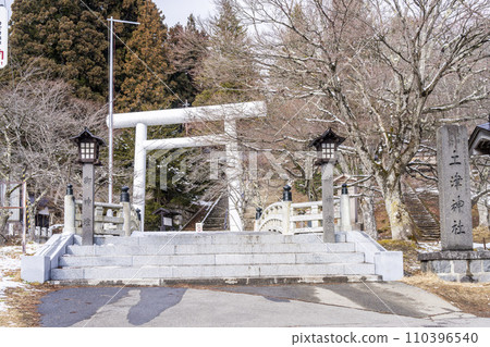 Tsuchizu Shrine in winter, white torii gate and approach, Inawashiro Town, Fukushima Prefecture Tsuchizu Shrine in winter, white torii gate and approach, Inawashiro Town, Fukushima Prefecture 110396540