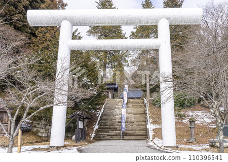 Tsuchizu Shrine in winter, white torii gate and approach, Inawashiro Town, Fukushima Prefecture 110396541
