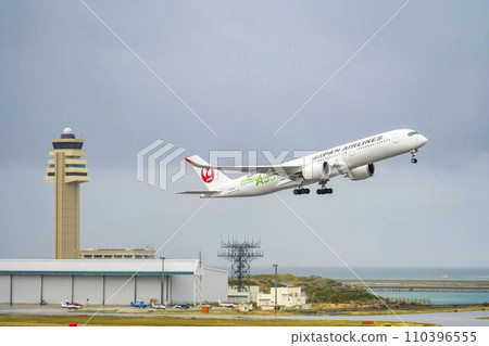 雨天機場，飛機起飛，沖繩縣那霸市 110396555