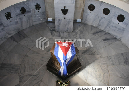 Tomb of Jose Martí (Father of the Founding of Cuba), Santa Ifigenia Cemetery, Santiago de Cuba, Cuba Tomb of Jose Martí (Father of the Founding of Cuba), Santa Ifigenia Cemetery, Santiago de Cuba, Cuba 110396791