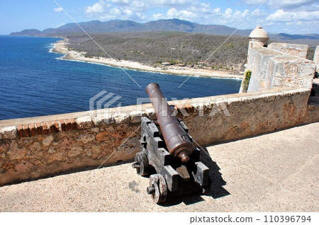 Cannon facing the Caribbean Sea, Morro Fortress (Castle San Pedro de la Roca), suburb of Santiago de Cuba, Cuba 110396794