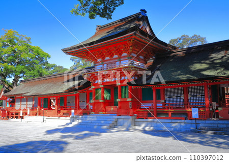 [Oita Prefecture] The upper shrine of Usa Shrine in sunny weather 110397012