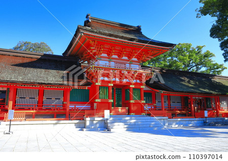 [Oita Prefecture] The upper shrine of Usa Shrine in sunny weather 110397014