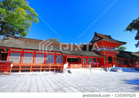 [Oita Prefecture] The upper shrine of Usa Shrine in sunny weather 110397020