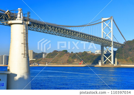 晴天時的關門大橋和門司崎燈塔（關門海峽） 110397034