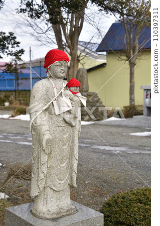 Photographing the stone Buddha of Daienji Temple in winter in Esashi Town, Hokkaido 110397311