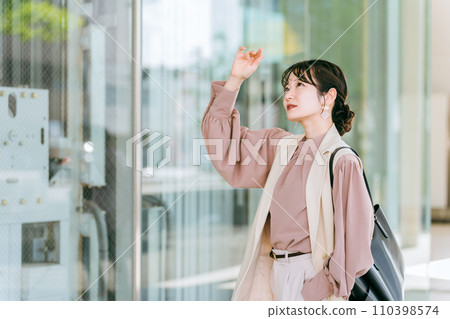 年輕的亞洲女商人在城市的辦公區散步 110398574