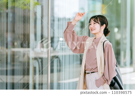 暴露於紫外線的年輕亞洲女商人（防曬乳、陽光、美白、防紫外線） 110398575