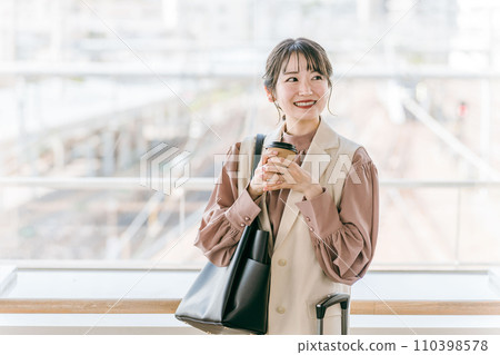 一位女商人在車站或公共設施喝咖啡時約會 110398578