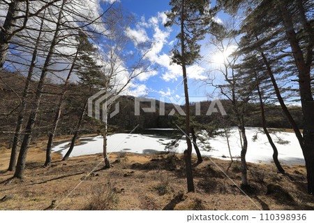 Mishakaike Pond, Chino City, Nagano Prefecture, Snowy Scenery 110398936