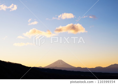 冬天的富士山清晨,天空溫柔蒼白 冬天的富士山清晨,天空溫柔蒼白 110399354