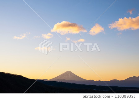 冬天的富士山清晨，天空溫柔蒼白 110399355