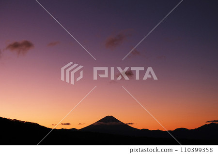 富士山與被日出染紅的天空 富士山與被日出染紅的天空 110399358