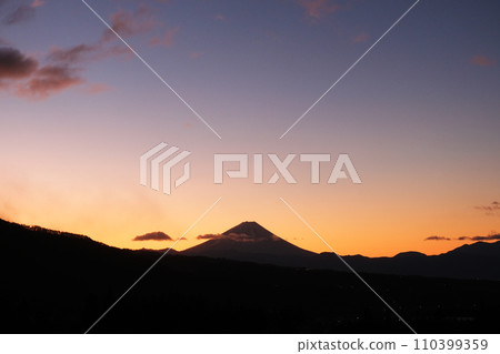 富士山與被日出染紅的天空 富士山與被日出染紅的天空 110399359