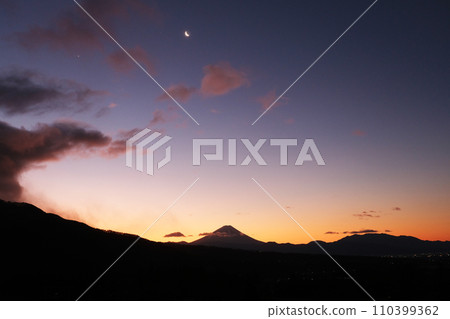 富士山、日出天空、新月 富士山、日出天空、新月 110399362