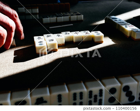 Mahjong table where the sun shines 110400156