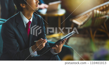 Portrait shoot in a luxury lounge 110401013