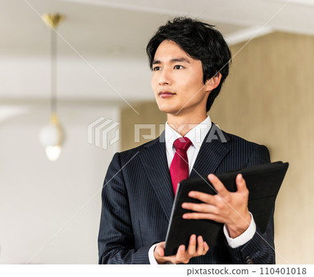 Portrait shoot in a luxury lounge 110401018