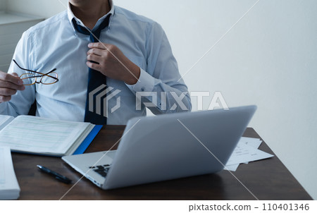 一個疲憊的商人鬆開領帶的手 110401346